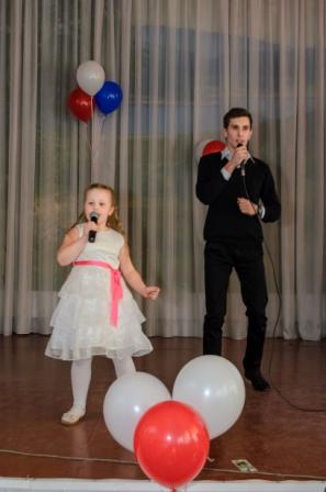 Выпускников пришли поздравить маленькие, но такие талантливые детки