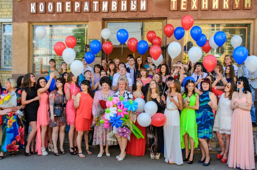 Выпускников пришли поздравить маленькие, но такие талантливые детки